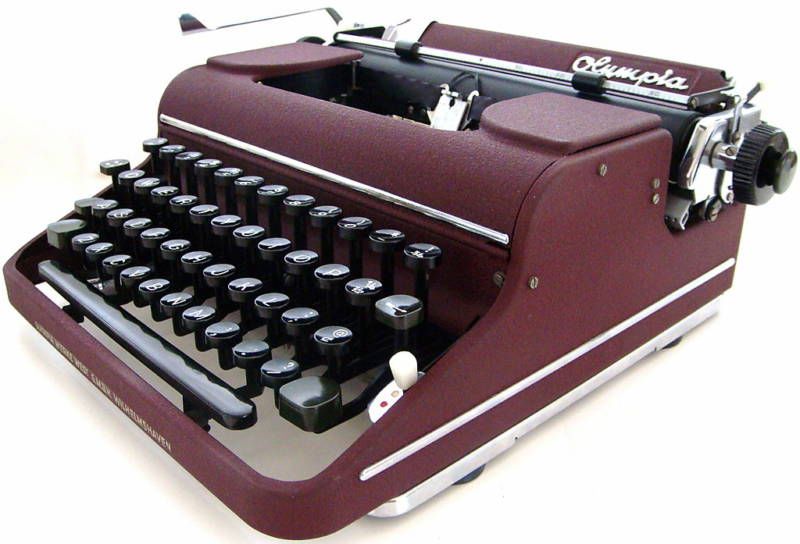 Olympia_SM1_Typewriter_in_Maroon
