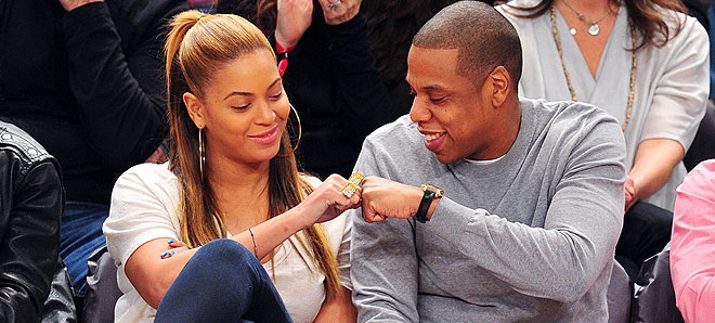 Jay-Z-and-Beyonce-Fist-Bump-at-New-York-Knicks-Nets-Game
